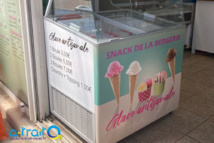 Impression découpe d'adhésifs habillage publicitaire vitrine à glace